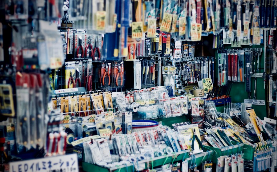 Estantería de una ferretería con herramientas y accesorios