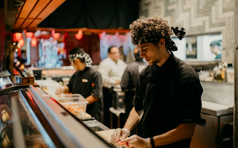 Cocineros trabajando en la cocina de un restaurante