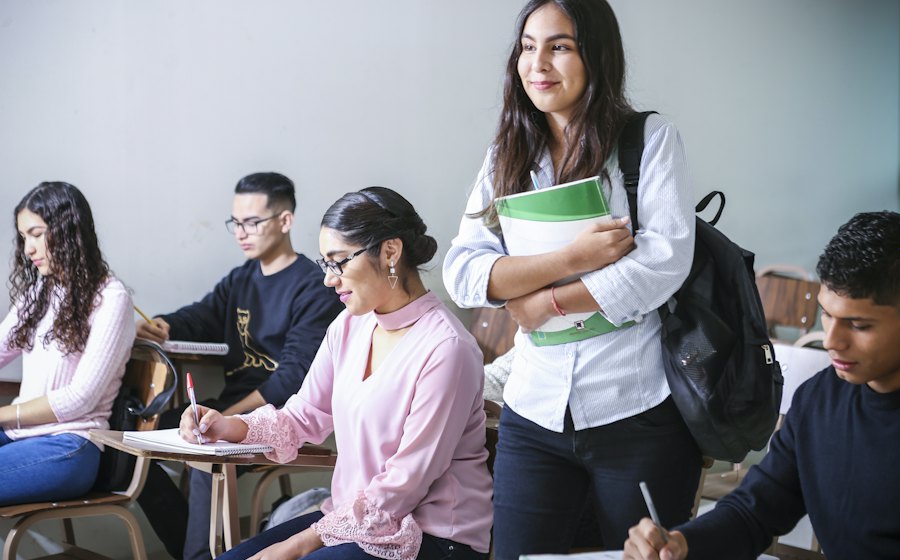 Estudiantes trabajando en un aula